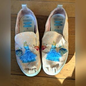 Disney x TOMS Sleeping Beauty with Tassel Alpargatas- size 6.5